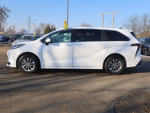 Used 2025 Toyota Sienna LE image 4