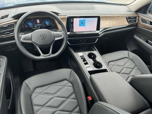 Used 2025 Volkswagen Atlas SE image 3