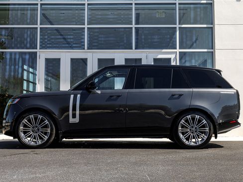 Used 2025 Land Rover Range Rover Long Wheelbase Autobiography image 4