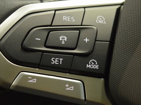 New 2025 Volkswagen Tiguan SE image 14