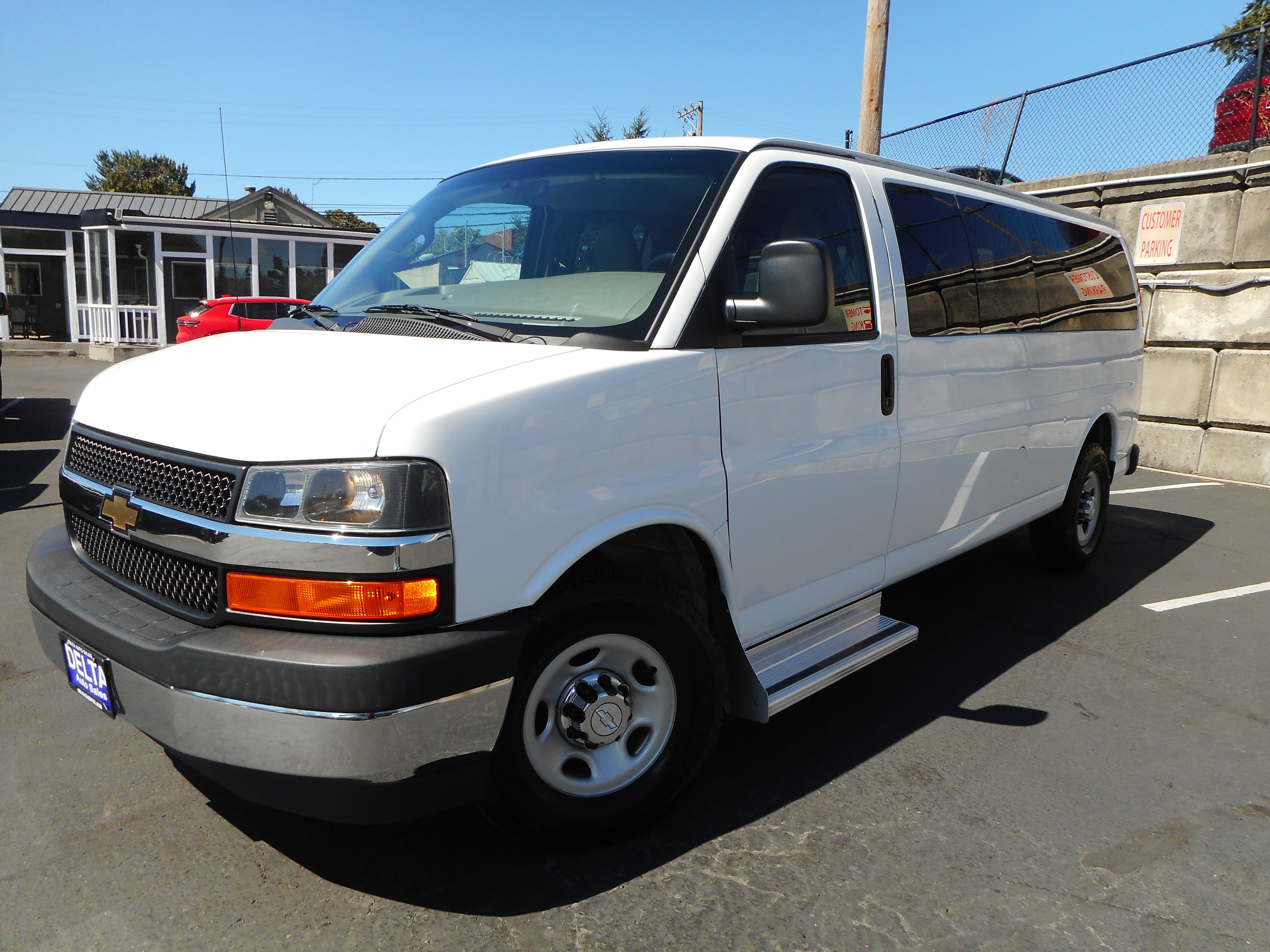 Used 2017 Chevrolet Express 3500 LT w/ LT Preferred Equipment Group RWD image 4