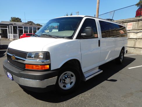 Used 2017 Chevrolet Express 3500 LT w/ LT Preferred Equipment Group RWD image 4