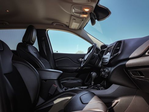 Used 2020 Jeep Cherokee Latitude Plus image 24