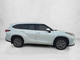 Certified 2022 Toyota Highlander Platinum video 4