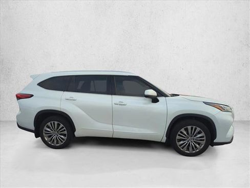 Certified 2022 Toyota Highlander Platinum image 4