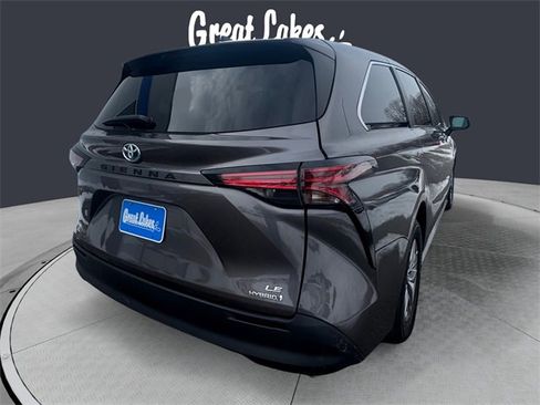 Used 2022 Toyota Sienna LE image 5