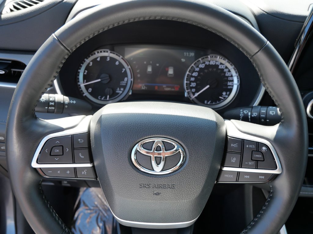 Used 2024 Toyota Highlander XLE AWD/4WD image 24