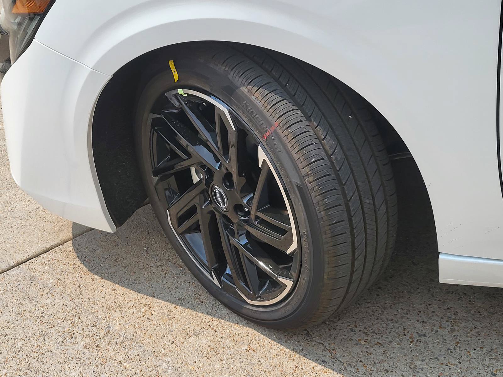 New 2027 Nissan Sentra SR w/ Floor Mat Package FWD image 9