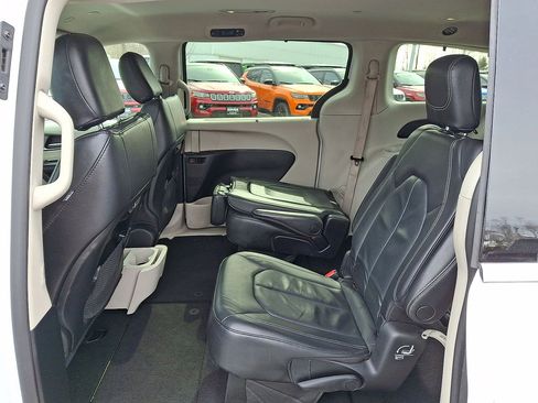 Certified 2022 Chrysler Pacifica Touring-L image 20