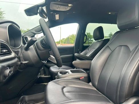 Used 2026 Chrysler Pacifica Select FWD image 11