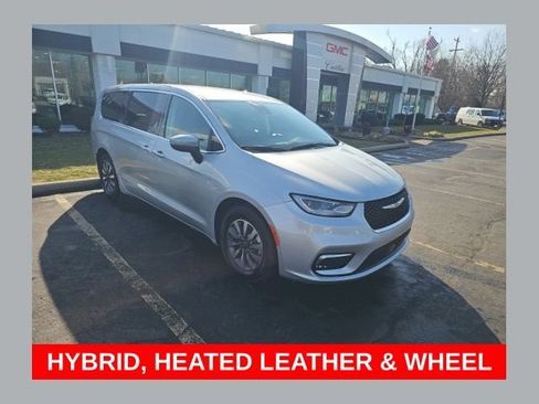 Used 2023 Chrysler Pacifica Touring-L FWD image 1