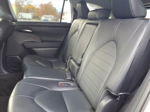 Used 2020 Toyota Highlander XLE image 22