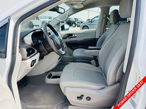 Used 2017 Chrysler Pacifica Touring w/ Tire & Wheel Group image 3