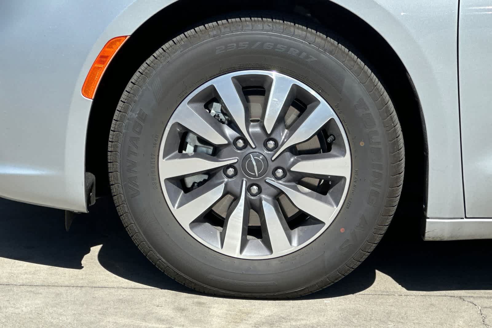 Used 2024 Chrysler Pacifica Limited FWD image 12