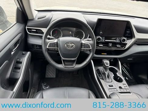 Used 2023 Toyota Highlander XLE AWD/4WD image 22