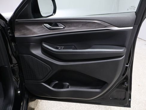 Used 2023 Jeep Grand Cherokee Limited image 23