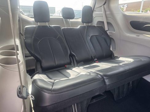 Used 2024 Chrysler Pacifica Touring-L FWD image 10