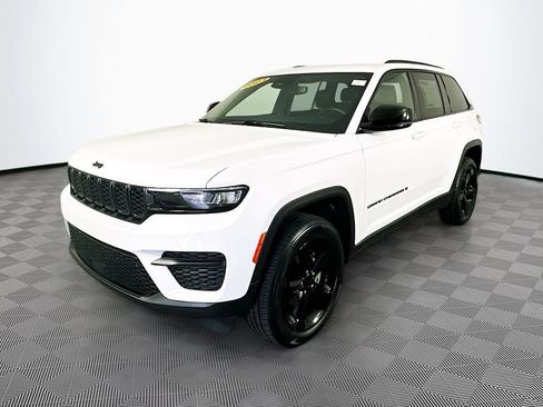 Certified 2023 Jeep Grand Cherokee Altitude AWD/4WD image 6