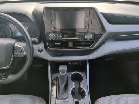 Used 2021 Toyota Highlander LE image 29