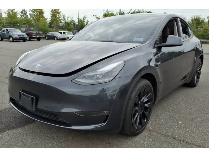 Used 2024 Tesla Model Y Long Range AWD/4WD image 1