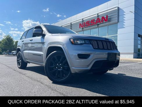 Used 2019 Jeep Grand Cherokee Altitude AWD/4WD image 3