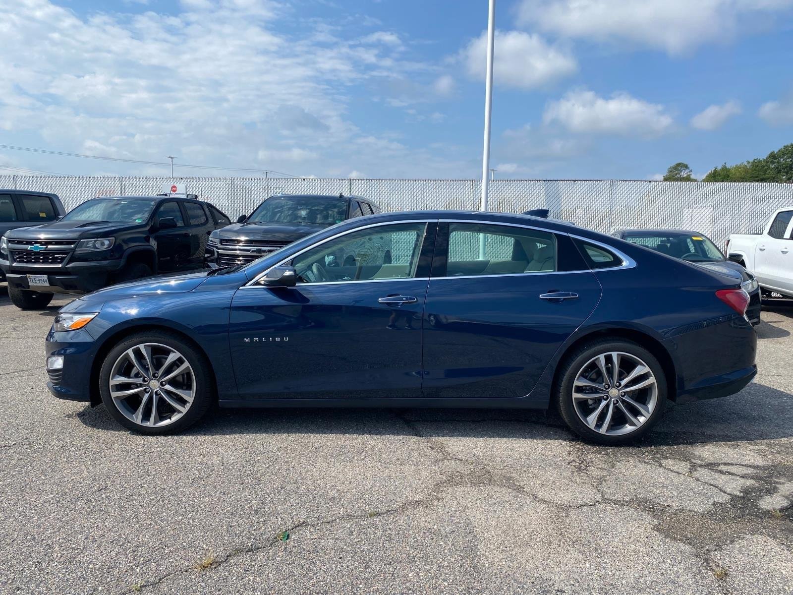 Used 2022 Chevrolet Malibu Premier FWD image 3