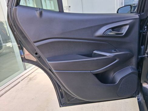 Used 2025 Chevrolet Trax LS w/ LS Convenience Package FWD image 19