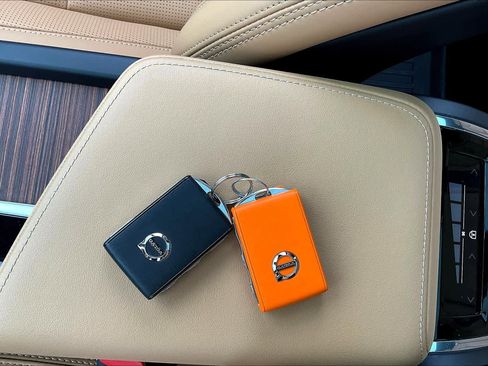 Used 2023 Volvo XC60 B5 Ultimate w/ Protection Package Premier image 15