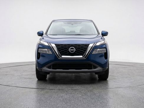 Used 2025 Nissan Rogue SV FWD image 2