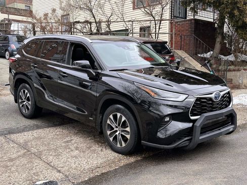 Certified 2021 Toyota Highlander XLE image 7