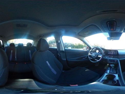 Used 2025 Hyundai Elantra SEL image 40