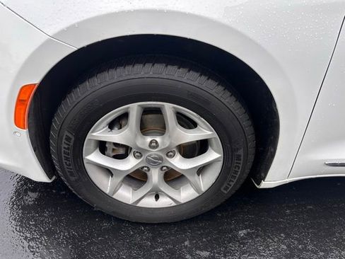 Used 2020 Chrysler Pacifica Touring-L image 21