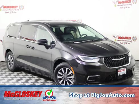 Used 2023 Chrysler Pacifica Touring-L FWD image 1