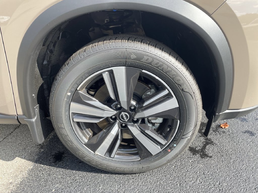Certified 2025 Nissan Rogue SL w/ Tech Package AWD/4WD image 16