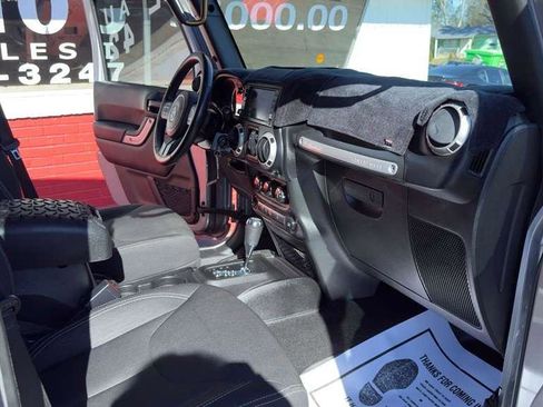 Used 2018 Jeep Wrangler Unlimited Rubicon w/ Connectivity Group image 21