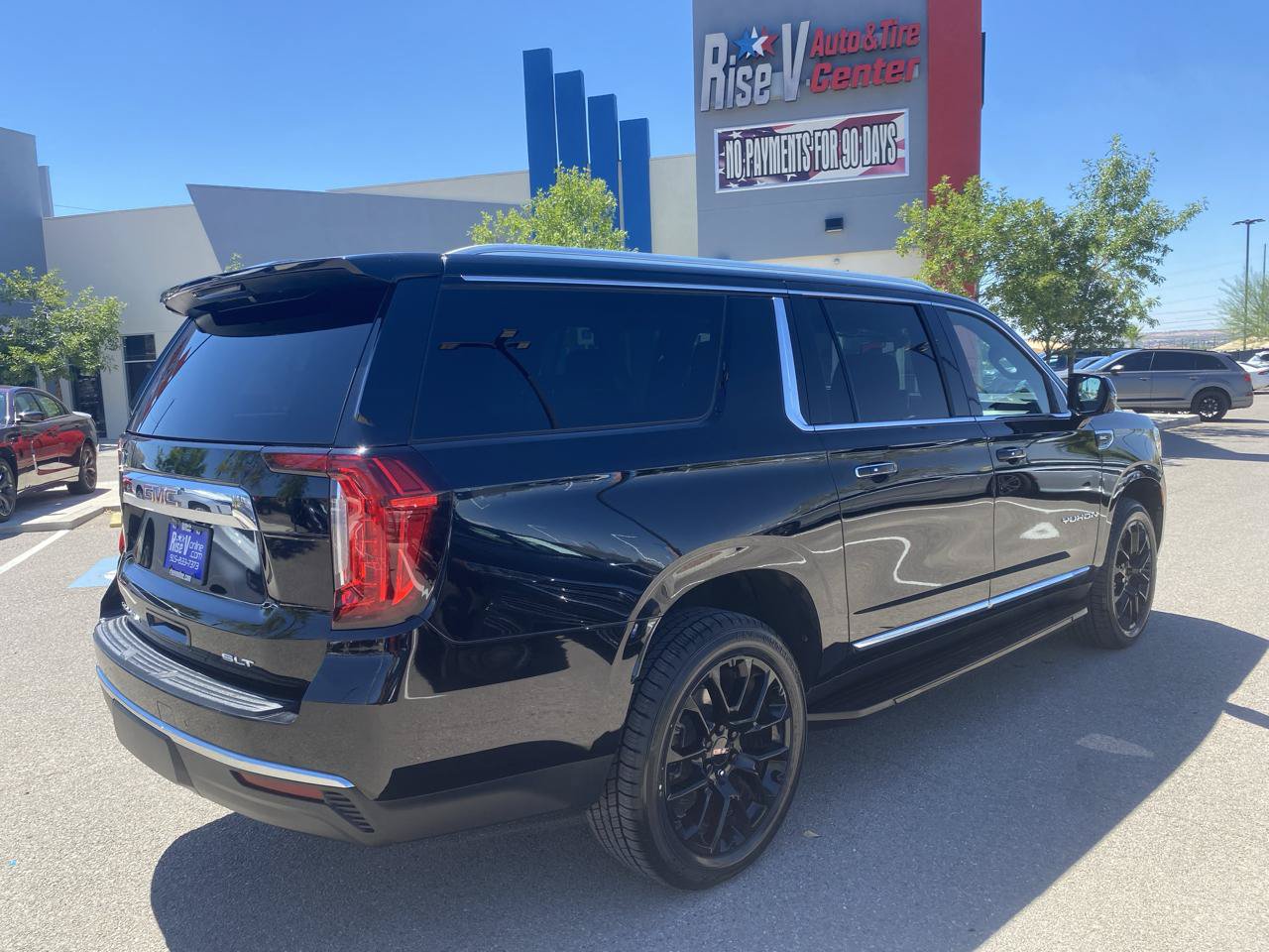 Used 2023 GMC Yukon XL SLT w/ SLT Premium Package AWD/4WD image 8
