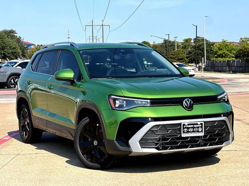 New 2025 Volkswagen Taos SE image 1