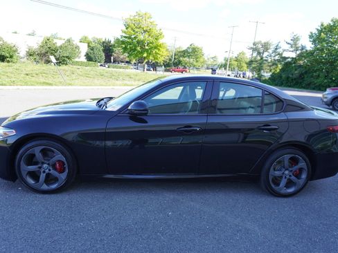 Used 2017 Alfa Romeo Giulia AWD image 4