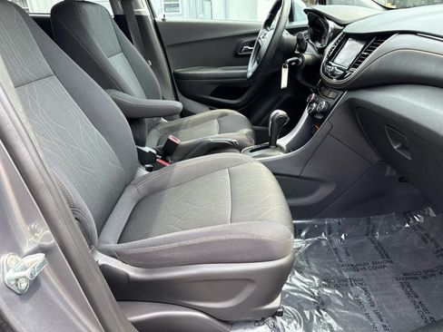 Used 2020 Chevrolet Trax LT FWD image 12