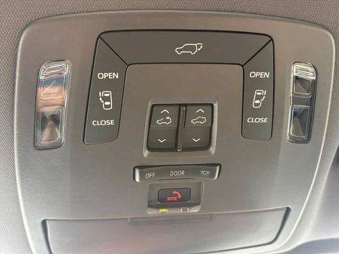 Used 2024 Toyota Sienna XLE FWD image 22