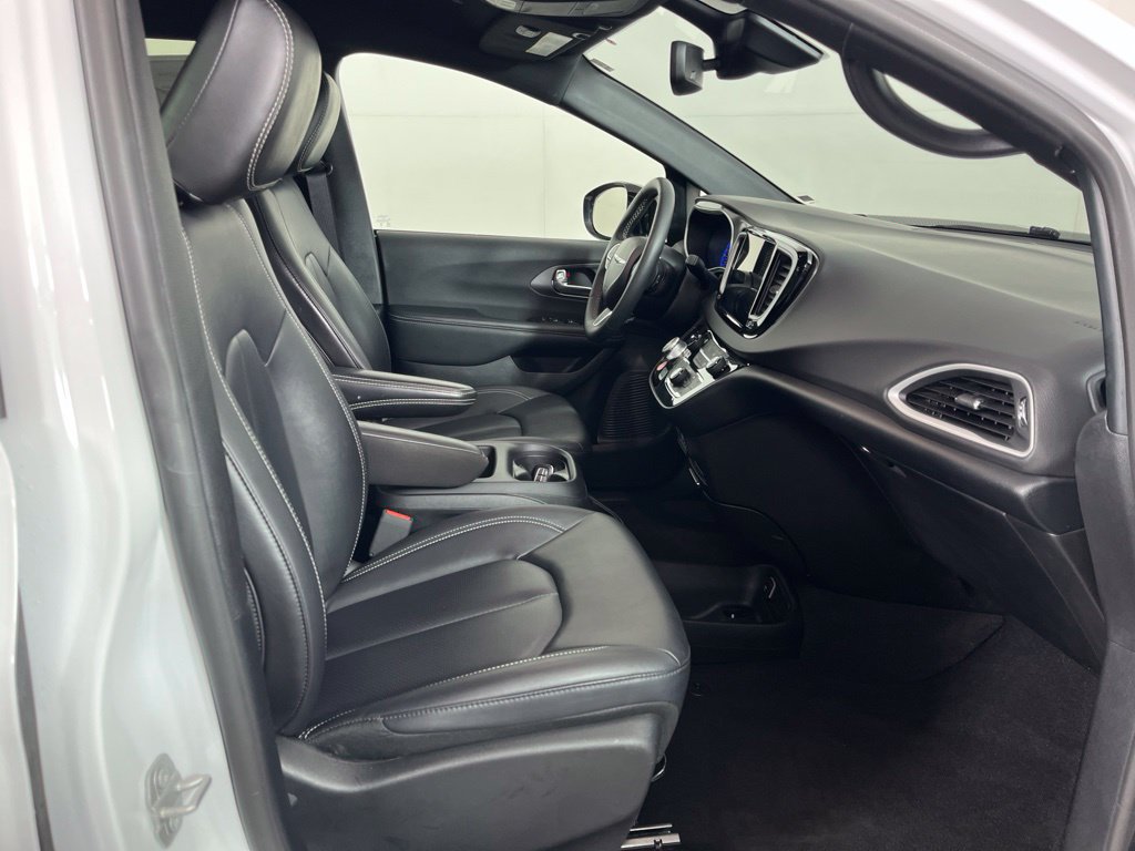 Used 2025 Chrysler Pacifica Select FWD image 3