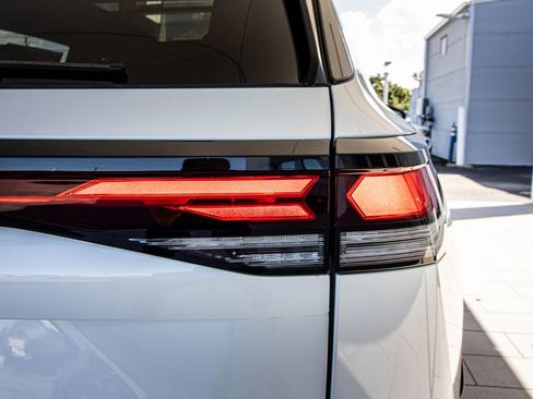 New 2026 Volkswagen Tiguan SE R-Line FWD image 19