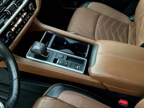 Used 2024 Nissan Pathfinder Platinum image 17