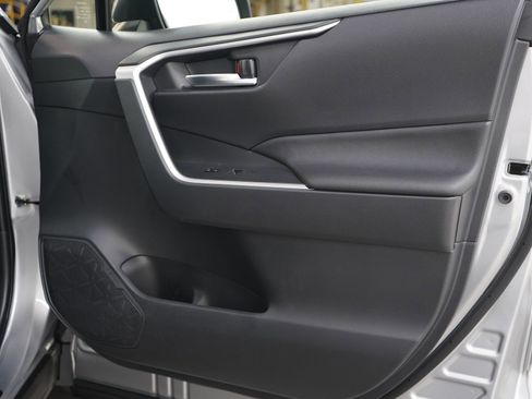 Used 2025 Toyota RAV4 XLE AWD/4WD image 9