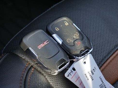 Used 2019 GMC Sierra 1500 AT4 w/ Off Road Performance Package image 43