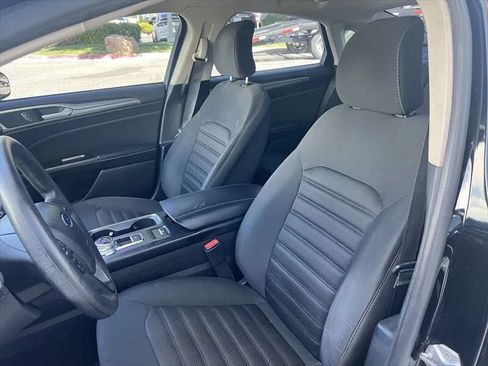 Used 2017 Ford Fusion SE w/ Fusion SE Technology Package FWD image 10