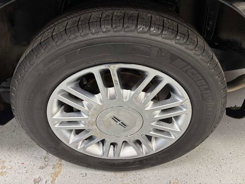 Used 2009 Lincoln Town Car Signature Limited image 22