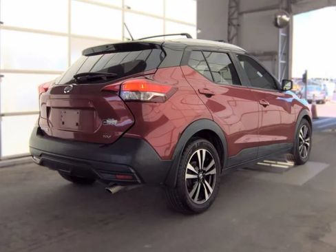 Used 2018 Nissan Kicks SV w/ Exterior Package FWD image 2
