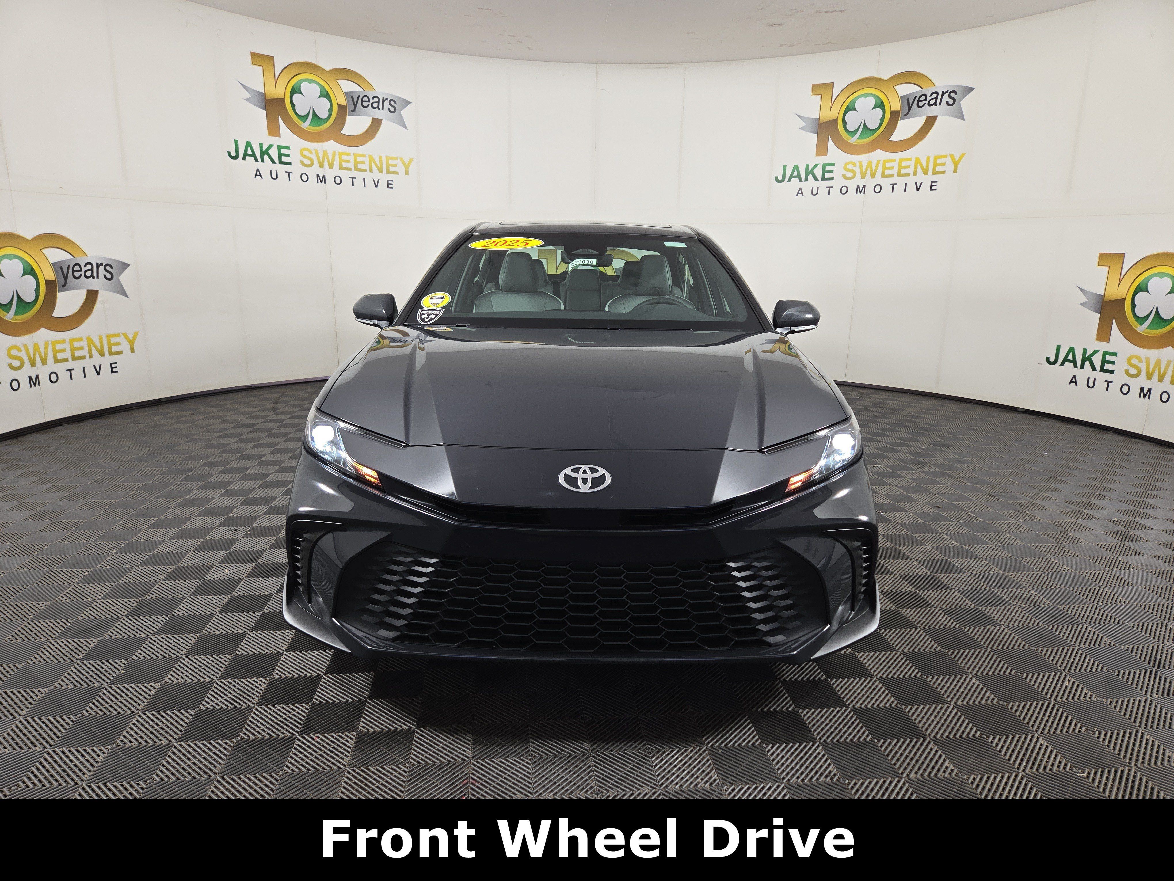 Used 2025 Toyota Camry SE w/ Convenience Package FWD image 2