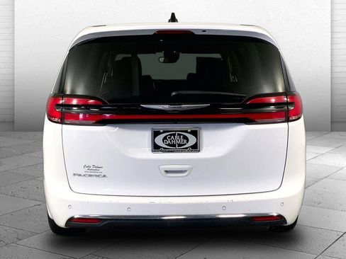 Used 2024 Chrysler Pacifica Touring-L FWD image 3